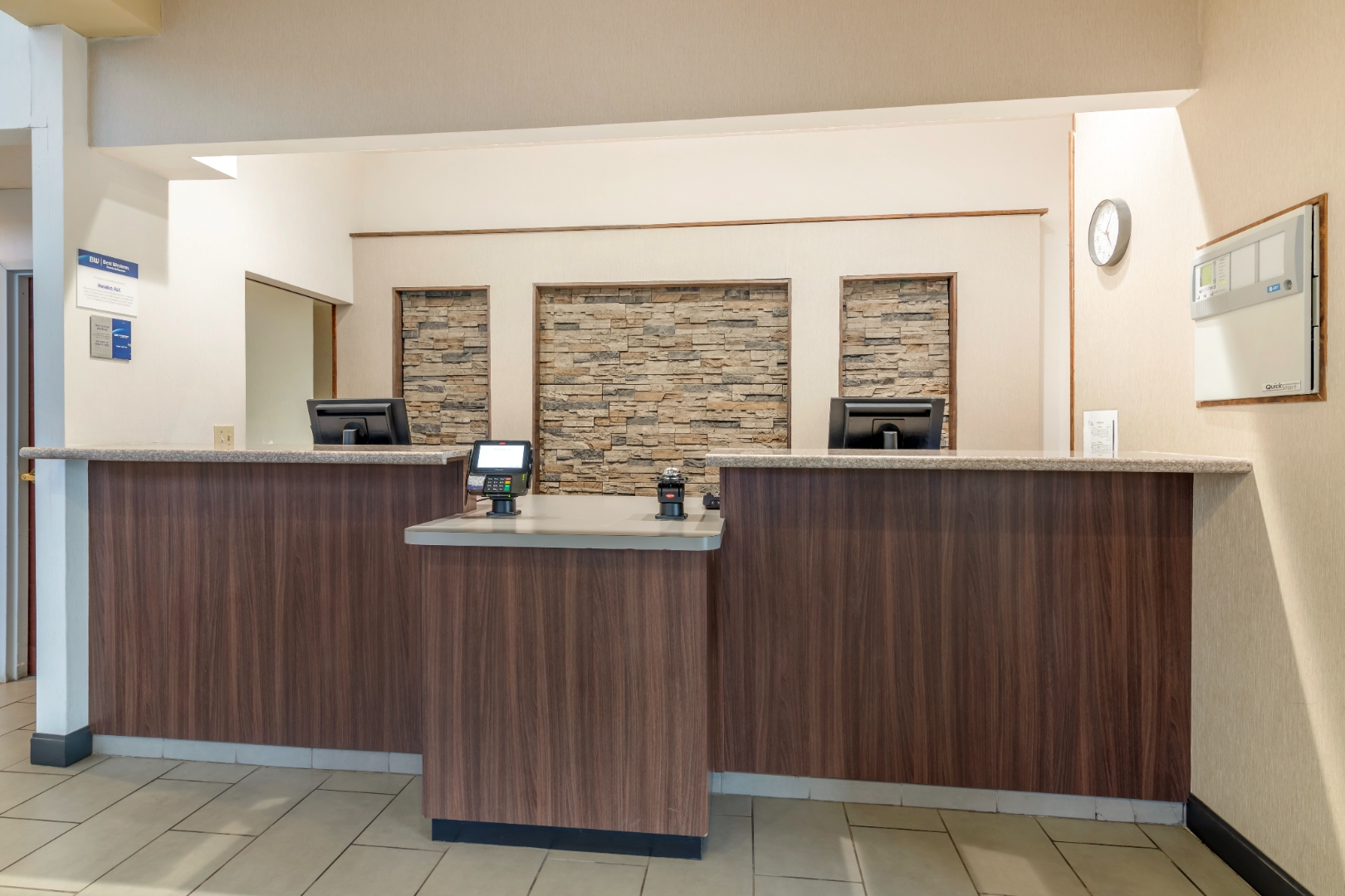 24/7 front desk