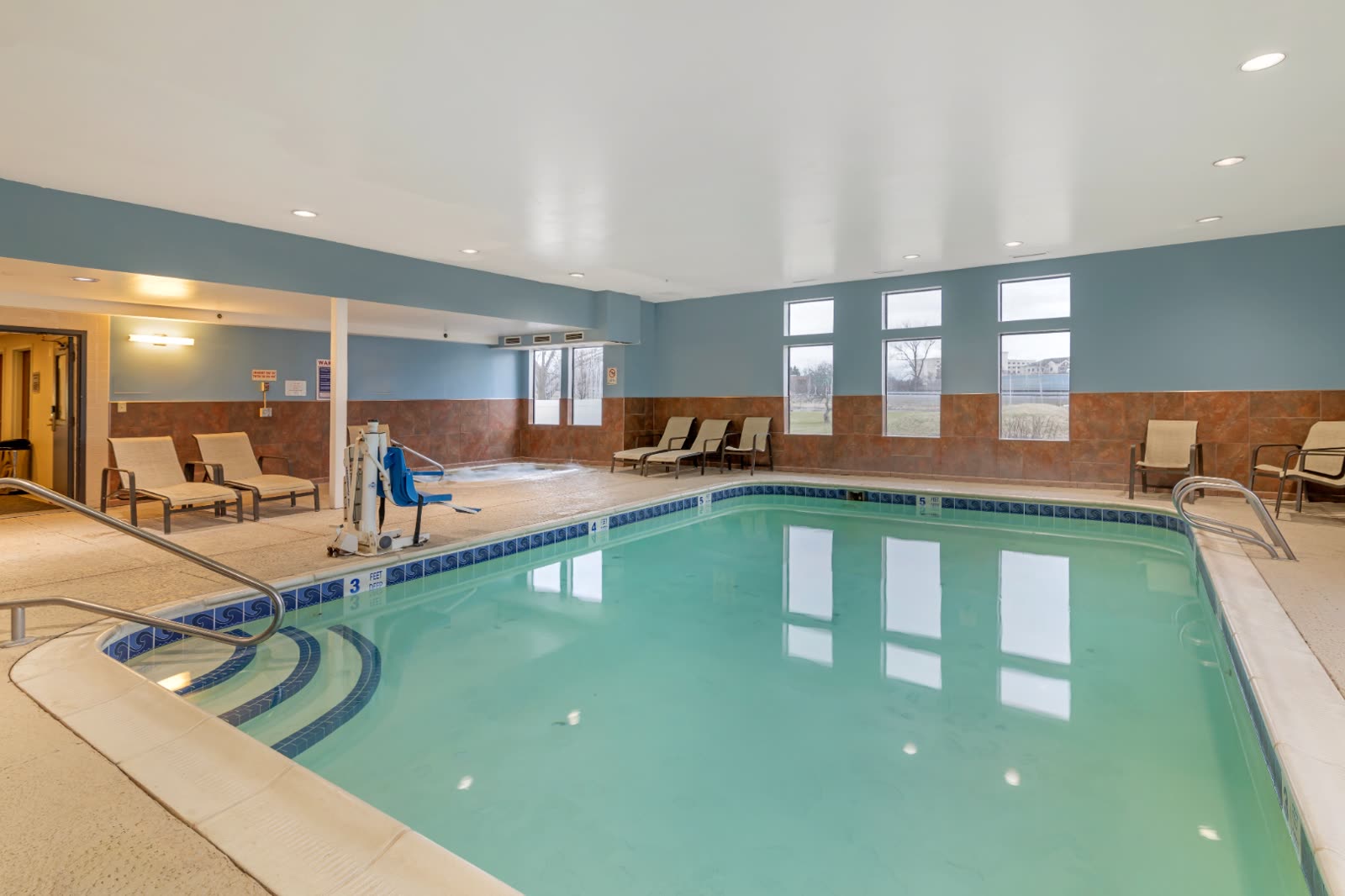 Indoor pool & hot tub